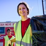 穿着霓虹灯背心的学生在清理希尔斯伯勒街。