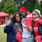 学生们穿着红白周的t恤在斯塔福德广场摆造型。