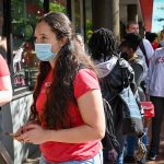 学生们身穿红色服装，在瓜萨卡郊外的希尔斯伯勒大街上排队。