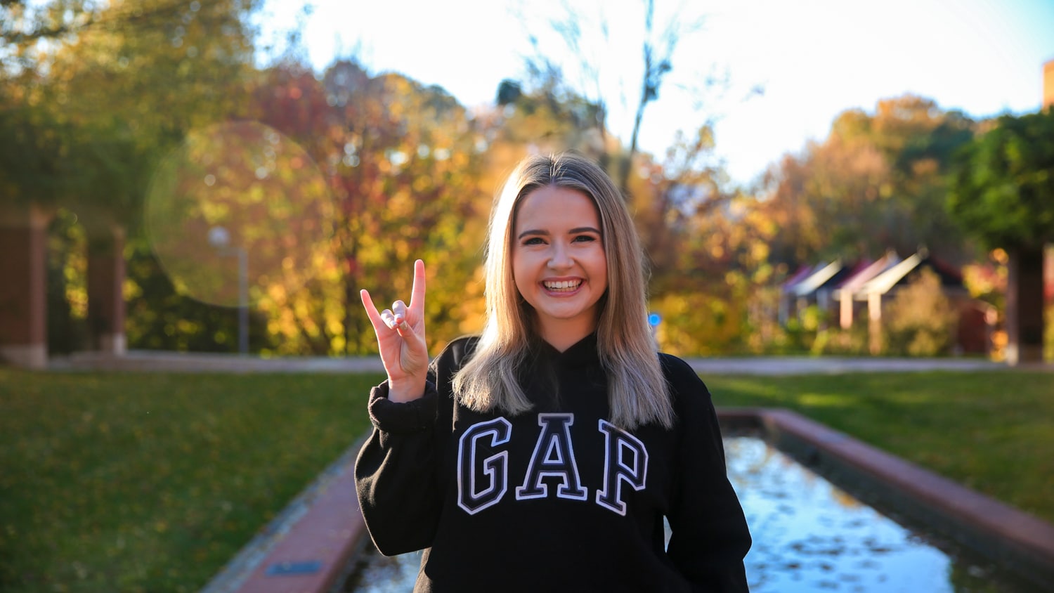 汉娜·斯托尔兹穿着盖普运动衫