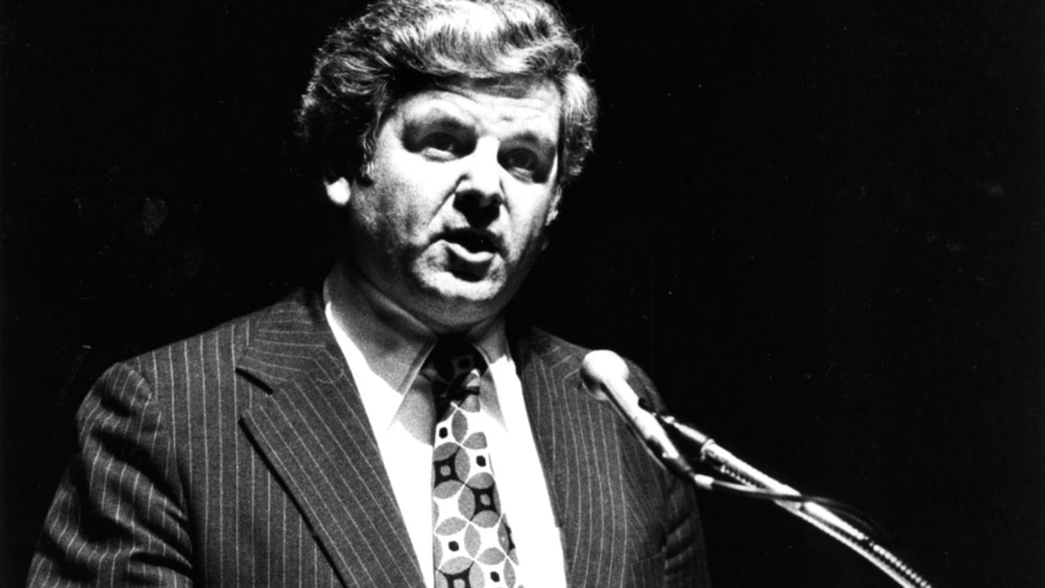 Albert Carnesale在北卡罗来纳州的讲台上。