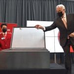 伍德森校长在秋季演讲时往时间胶囊里扔了一个东西。