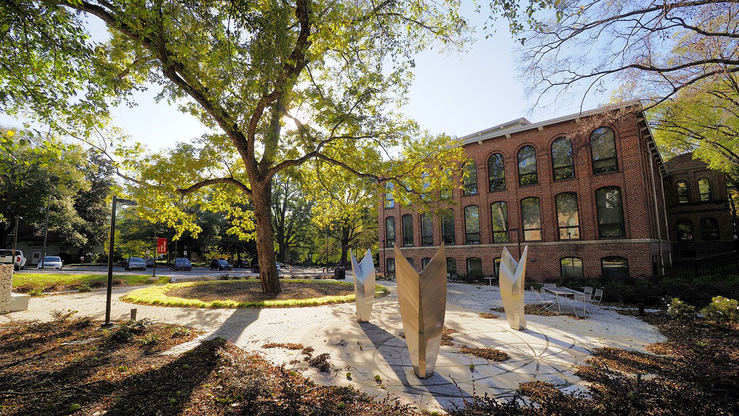 阳光明媚的一天，环球大院里的三尊雕像。