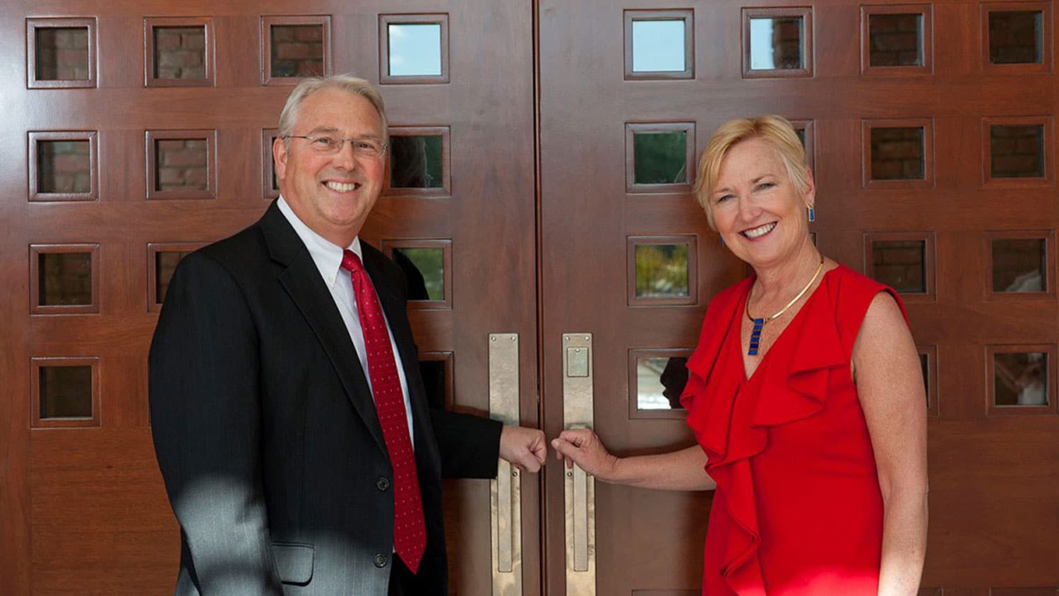 北卡州州长兰迪·伍德森和他的妻子苏珊·伍德森在他们的住所的前门