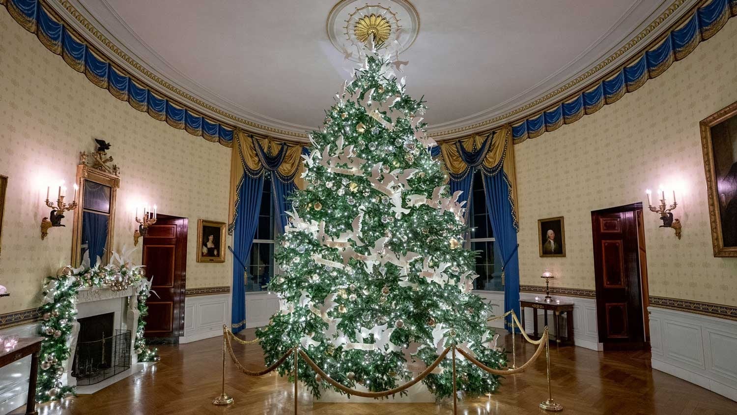 官方2021白宫圣诞树在展出的蓝色房间
