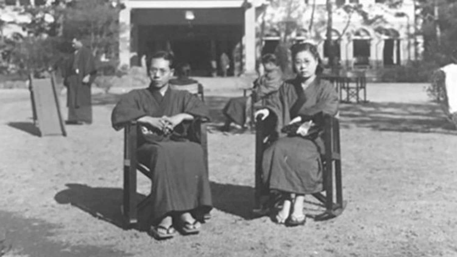 20世纪早期的一张日本夫妇坐在椅子上的照片