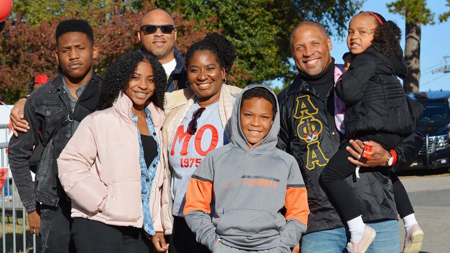 一群BASFest与会者摆姿势拍照。