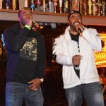 两名男子唱卡拉ok