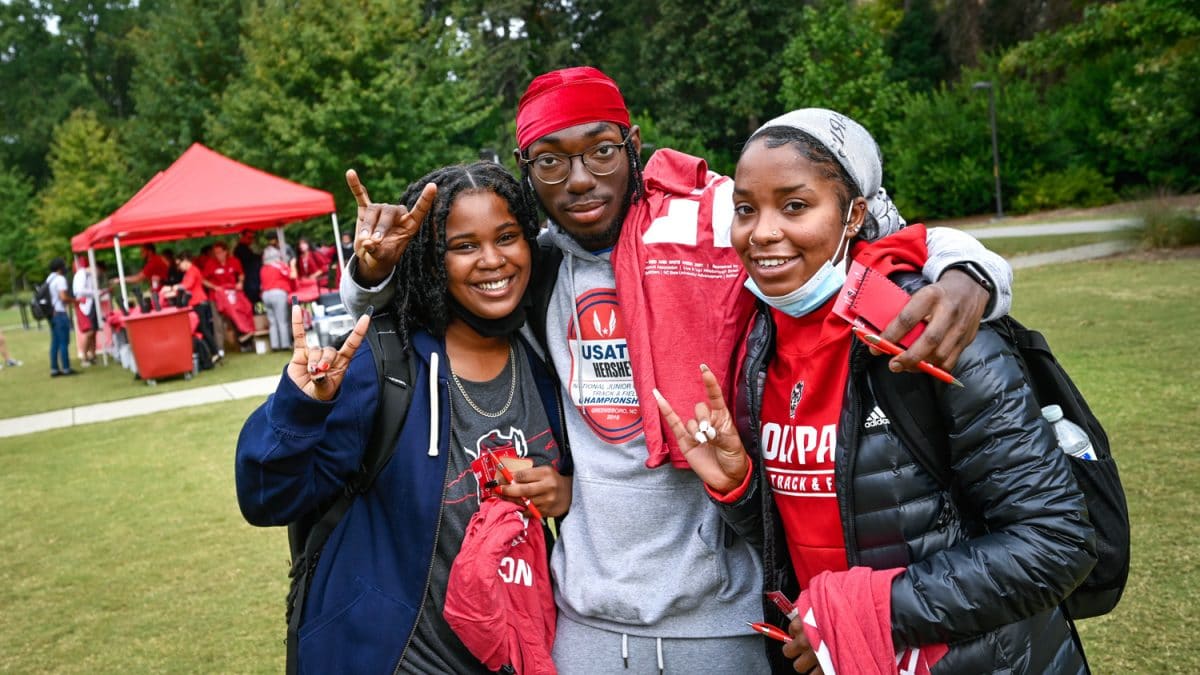 学生们在斯塔福德广场拍照。