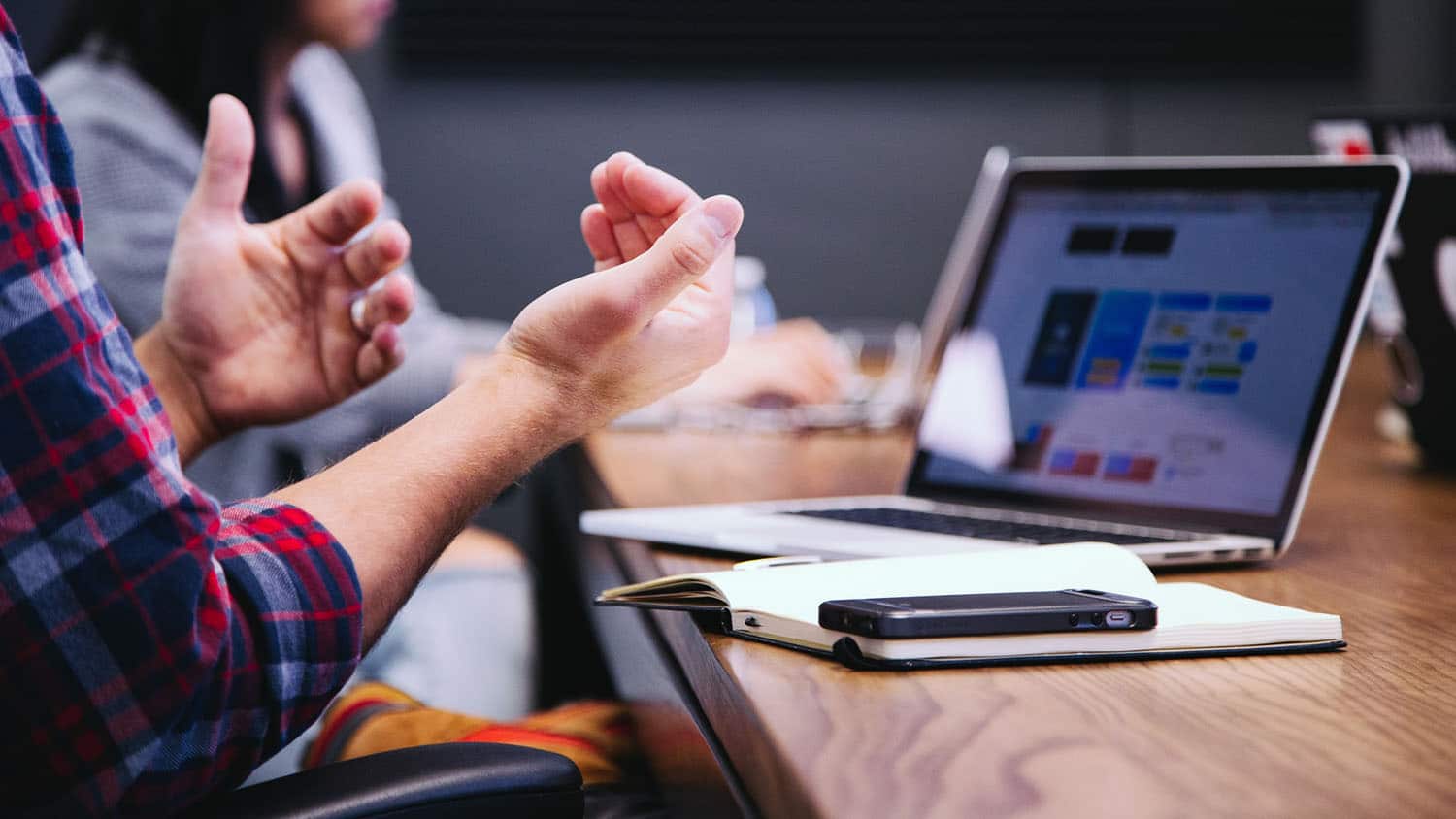 男人在工作会议姿态用手