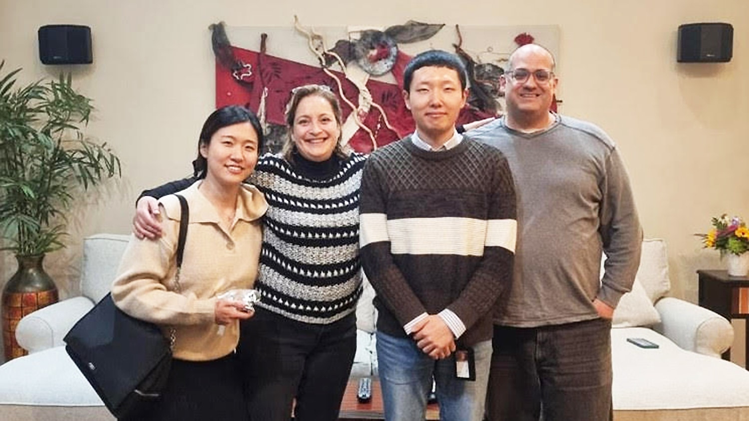 四个人在小组照片中站在一起