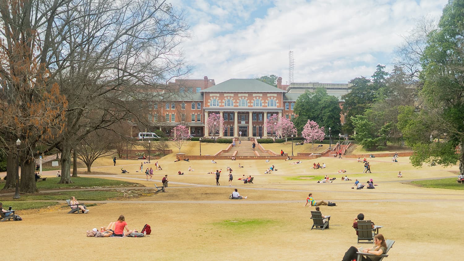 北卡罗来纳法院在春天熙熙攘攘。