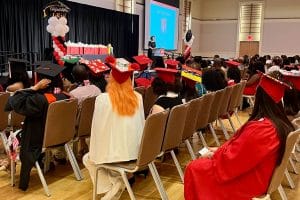 MSA毕业生面对北卡罗来纳州OIED副教务长Sherry Schwab。