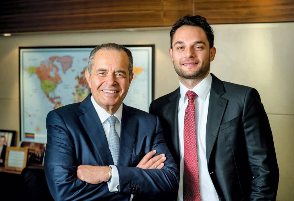 穆罕默德·曼苏尔(左)和他的儿子卢蒂。