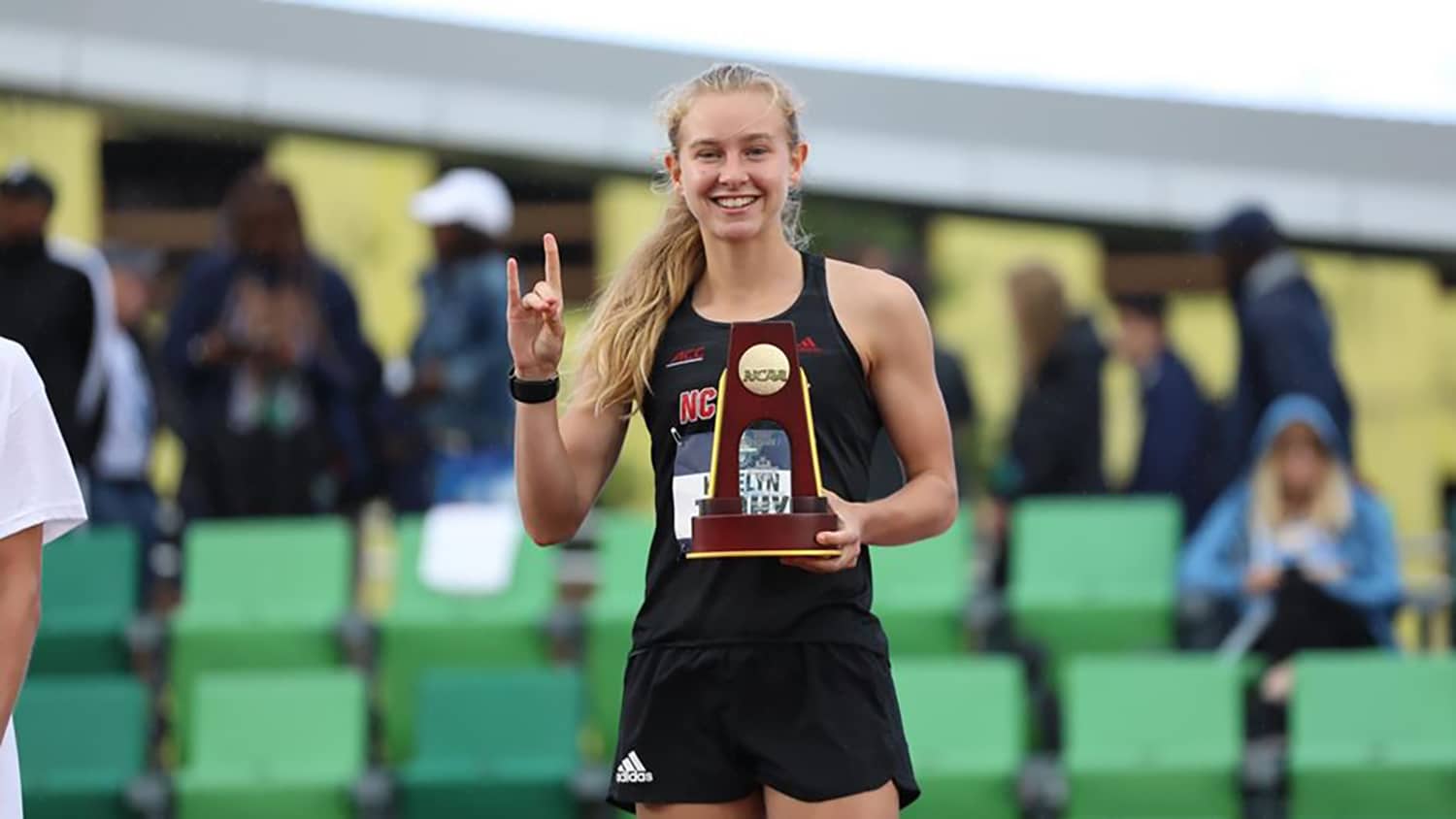 年代ophomore Katelyn Tuohy shows off her trophy after winning the NCAA 5,000-meter championship in Eugene, Oregon.