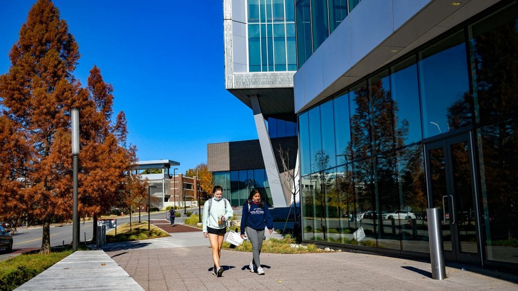 年代tudents pass the newly completed Fitts-Woolard engineering building on their way to the Hunt Library entrance on Centennial Campus.