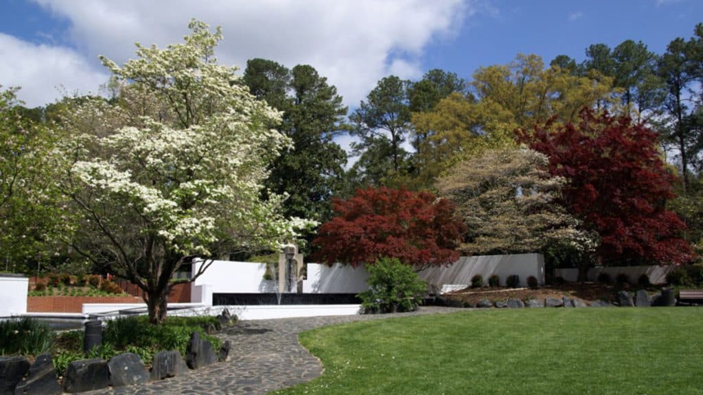 档案照片显示大学学生中心外的喷泉和花园。