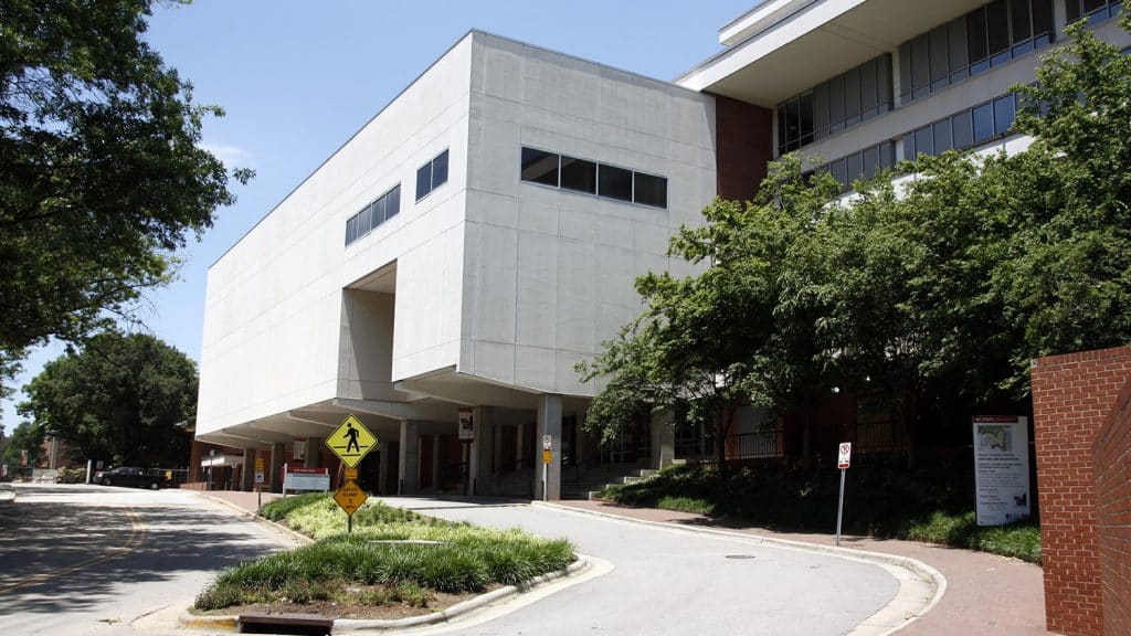 大学学生中心在翻新前的日间外观。