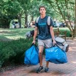 8月中旬，许多家庭涌入北卡罗来纳州立大学的校园，帮助学生搬进他们的新宿舍，拖着装满东西的箱子。