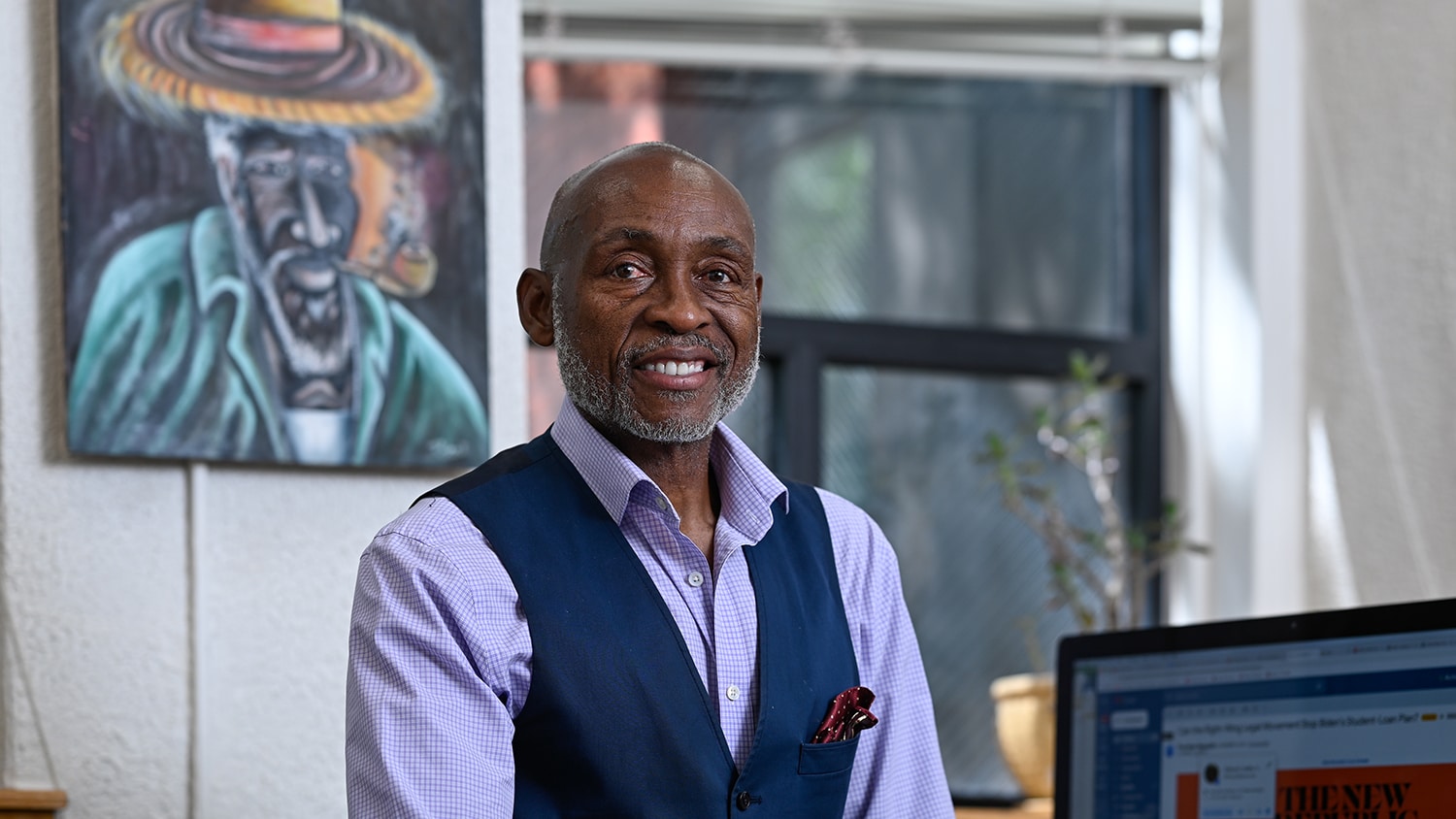 格里芬教授坐在北卡罗来纳州立大学办公室的电脑显示器前。