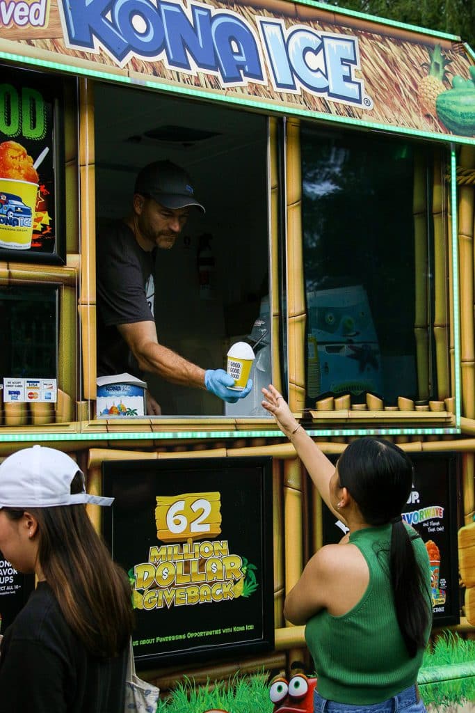 在RecFest期间，一名学生从小贩那里得到一个雪锥。