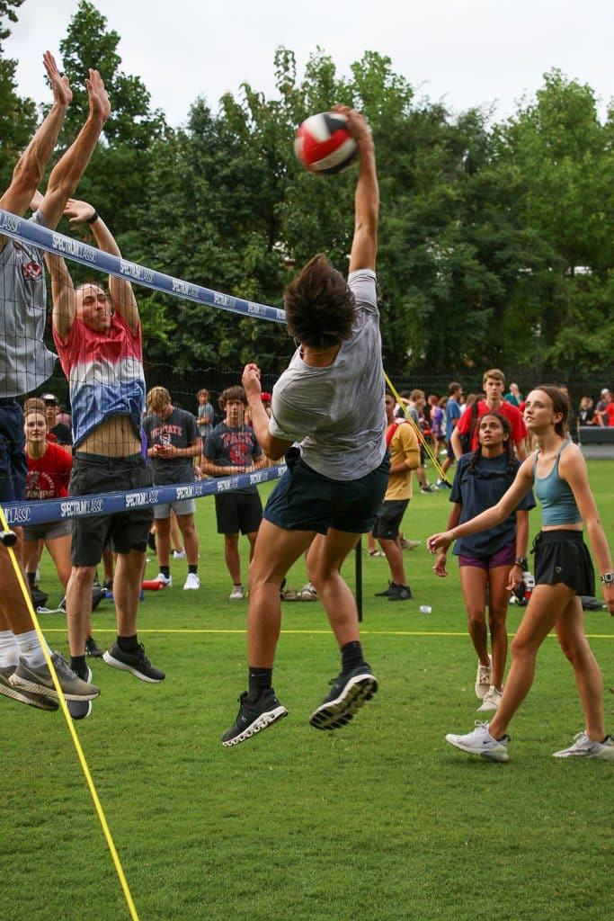 在RecFest期间，学生们正在玩快速的排球游戏。