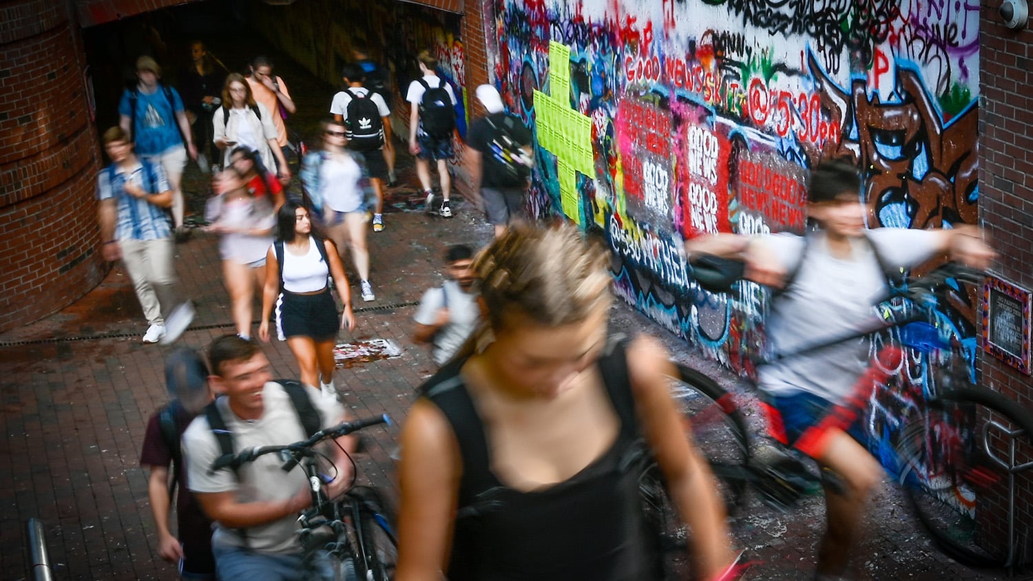 课间，一群学生穿过繁忙的自由表达隧道。