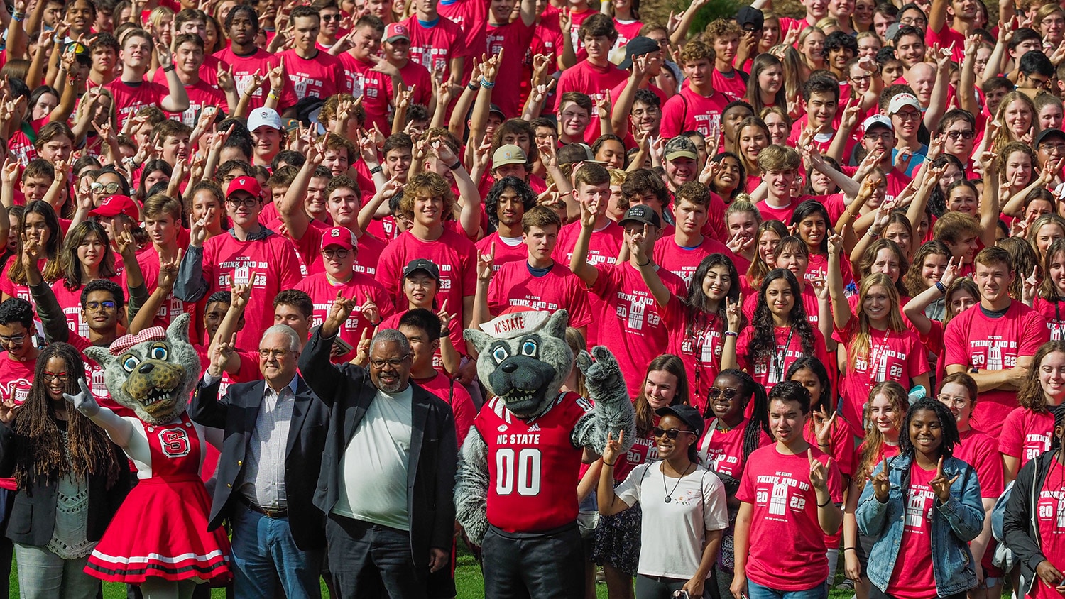 一大群身穿北卡罗来纳州立大学衬衫的学生与校长、教职员工以及吴先生和吴女士合影留念。