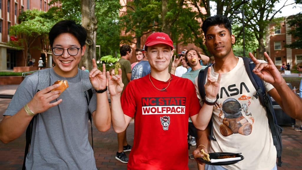 一群学生在与IFC/IRC的Chillin' and Grillin'活动中享用美食。