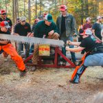 两个女林业学生在年度林业和林业运动校际比赛中比赛。