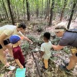 两个成年人指着申克森林的泥土。