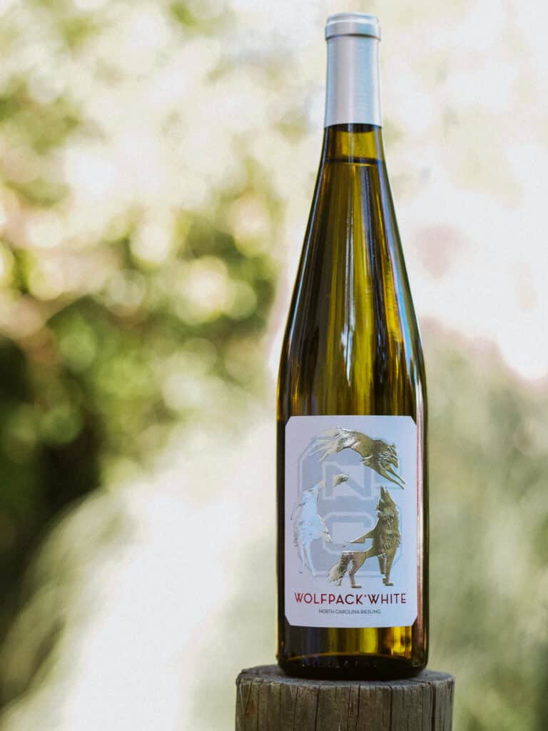 一瓶狼群白葡萄酒。