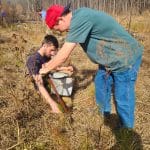 两个正在练习植树的学生