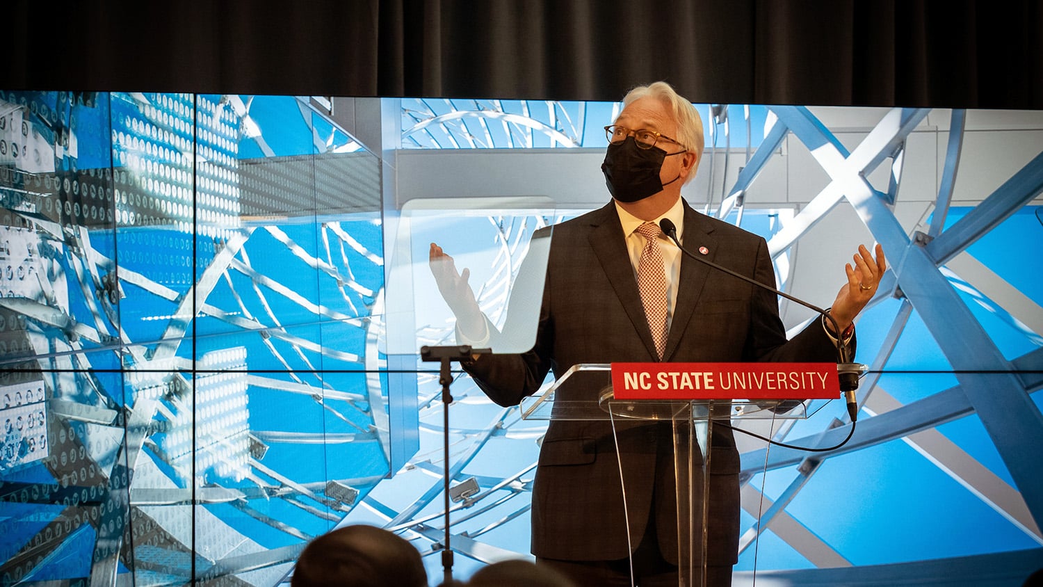 校长兰迪·伍德森在2021年校长秋季演讲中对校园社区发表讲话。