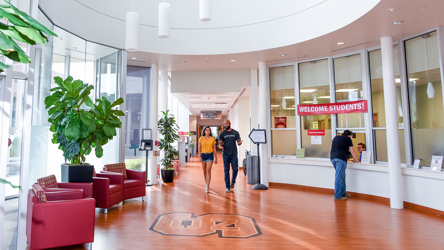 两名学生走过校园健康中心的大厅。