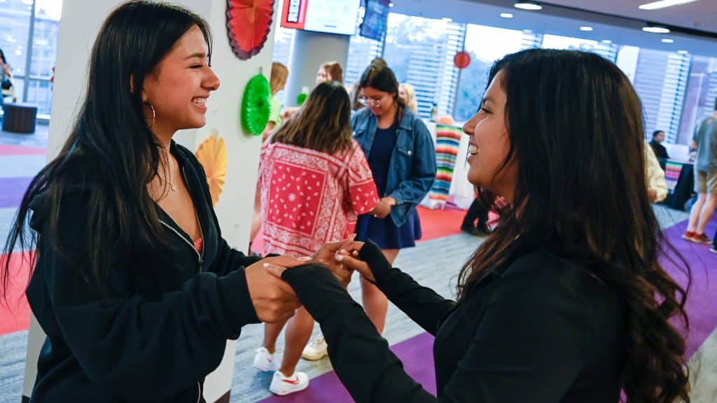 拉丁传统月期间，学生们在Sube Ritmo活动上跳舞。