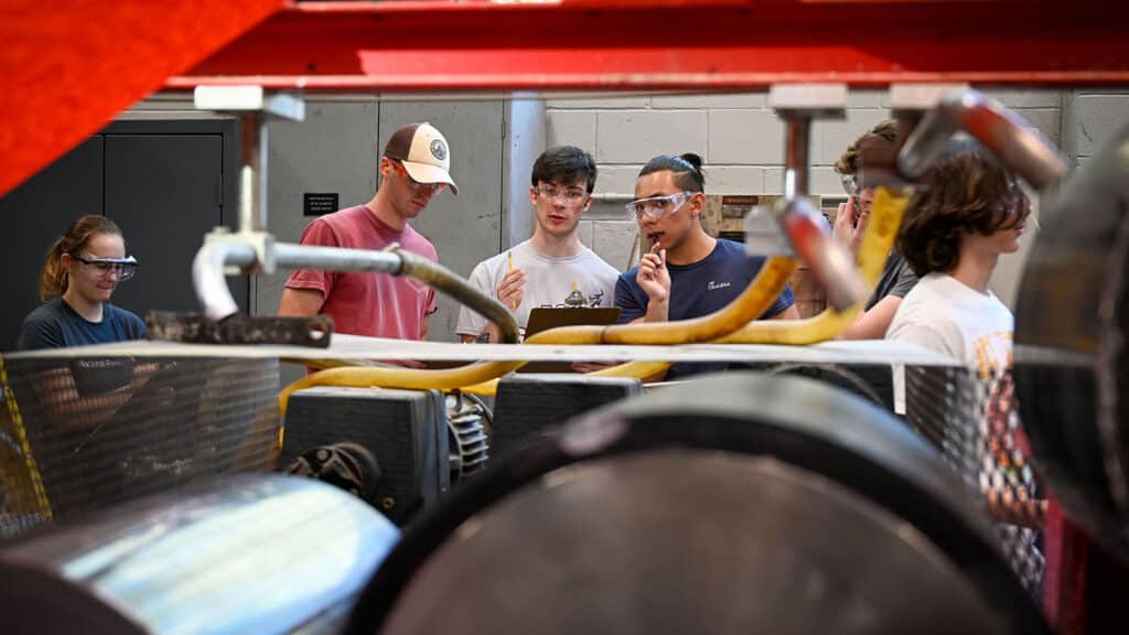 学生观察加工设备。