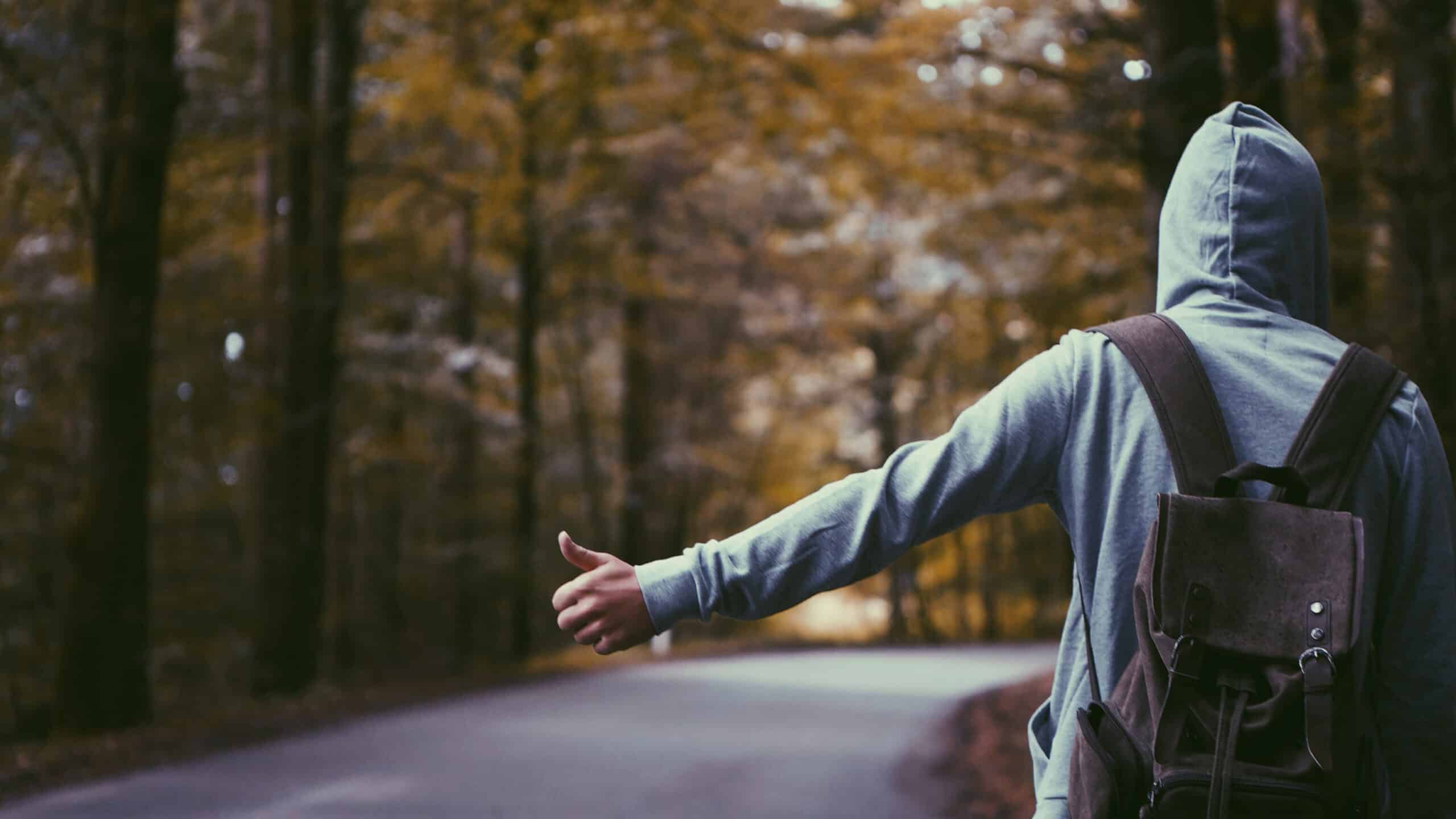 在路边搭车的人。