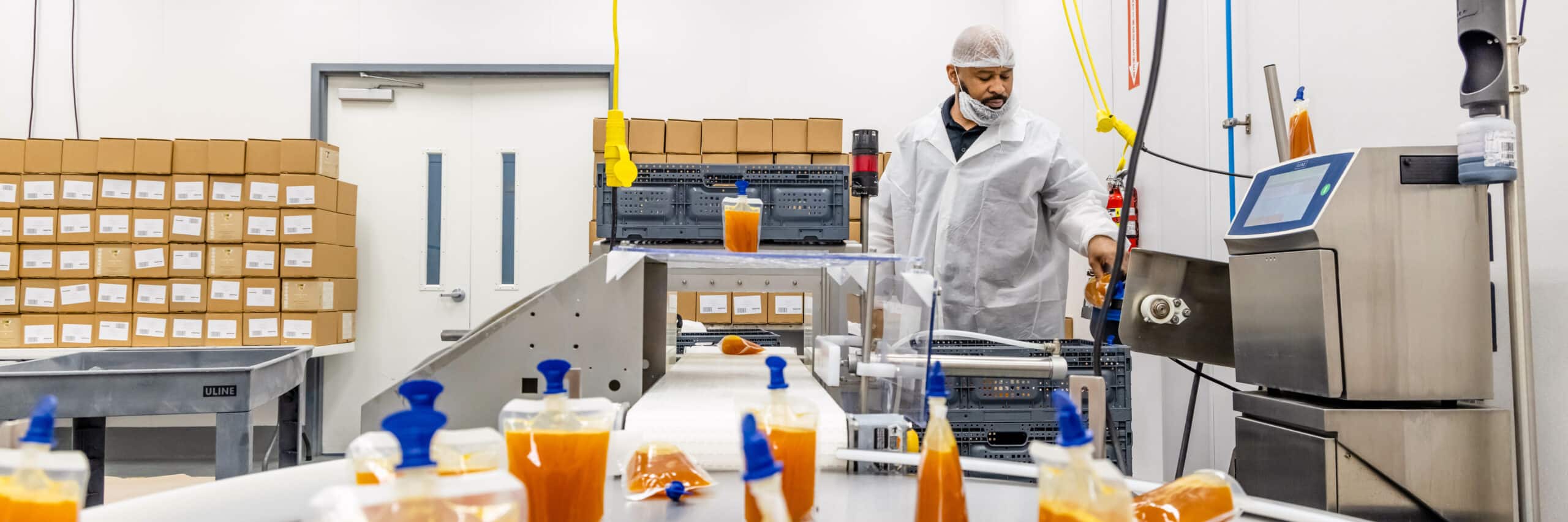 博士后研究者Lisa VandenBroeck探取显微镜 STEPS中心主管Jacob Jones