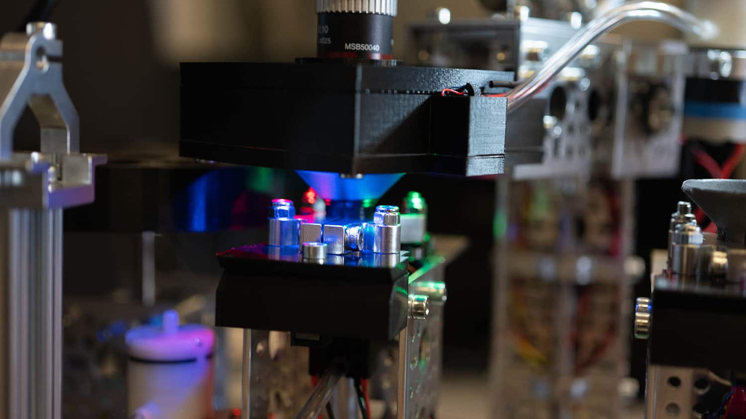 光通过显微镜上的机械装置照射出来