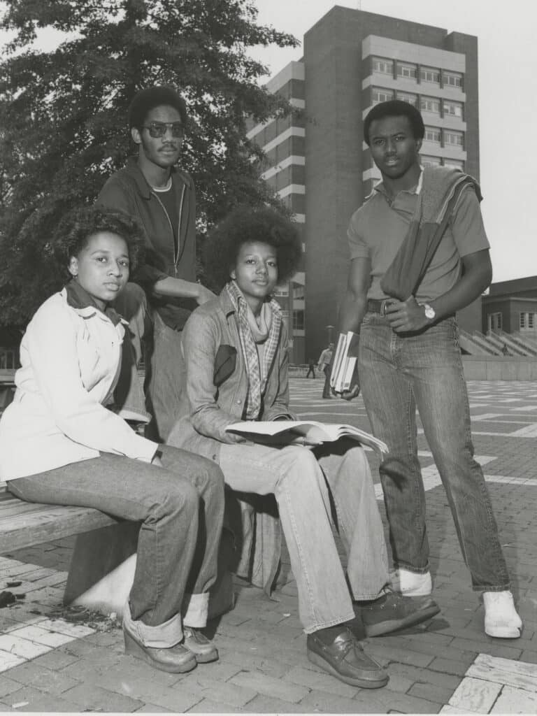 1970年，Ted Bush, Karen Wilkerson, Cynthia Hinnaut和Mike Hunter在北卡罗来纳州砖厂。