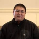 《狼的故事》中拉吉夫·l·索尼谈论GLBT中心的剧照。
