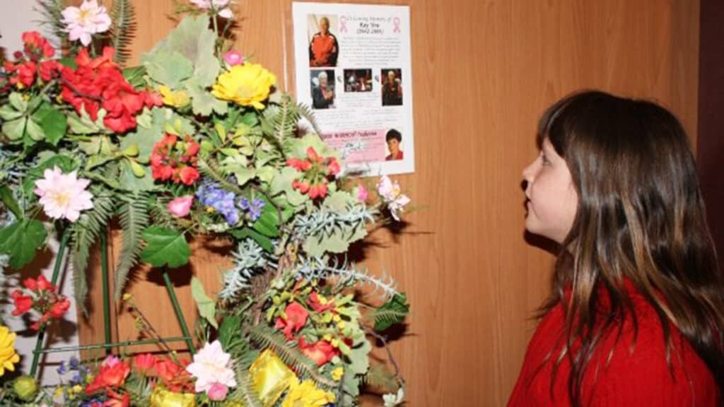 一个女孩在看关于凯佑的牌子