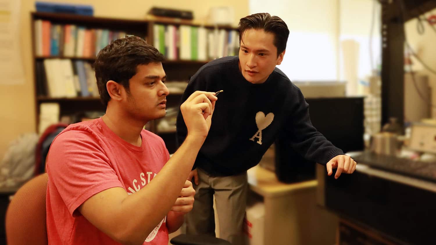 AnkitNegi持有PMN-PT晶体像研究用法站在一起学习合写Hwang Pill金