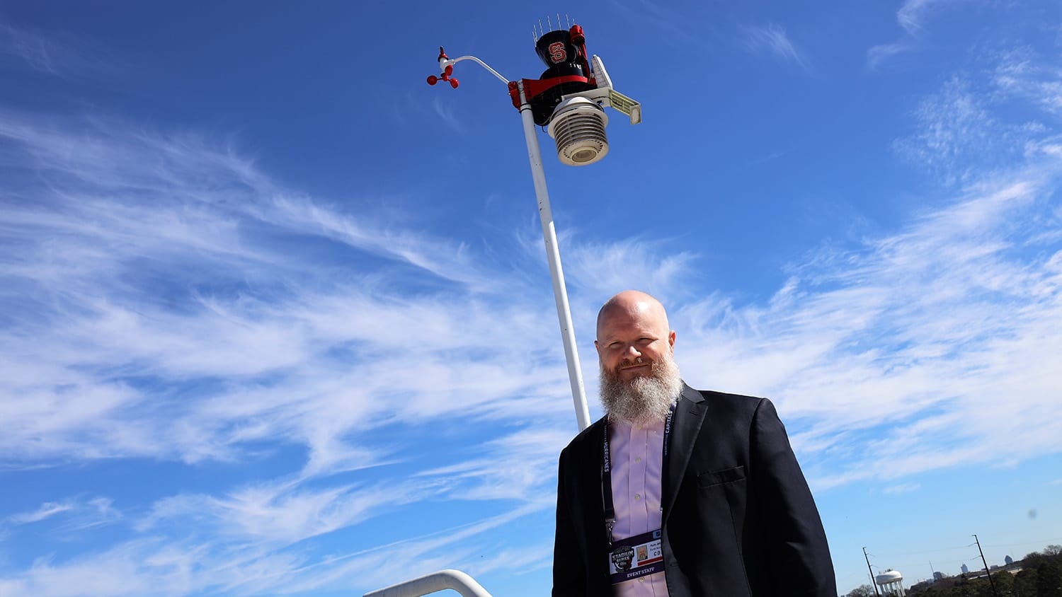 气象学家内特·约翰逊在卡特-芬利汤恩银行中心的屋顶上。