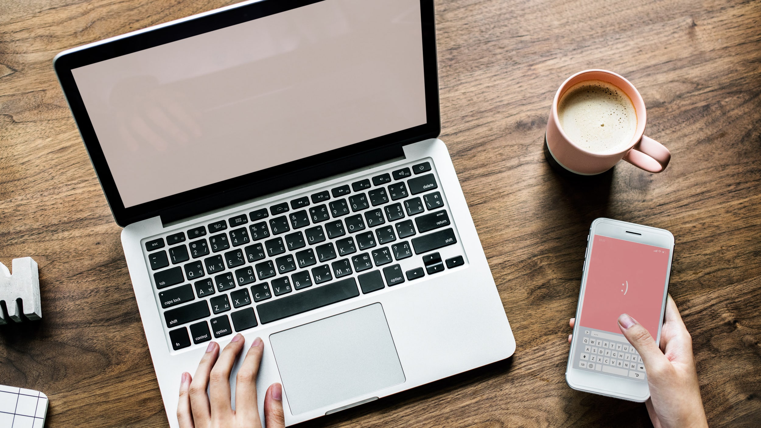 笔记本电脑和手机鸟瞰图。