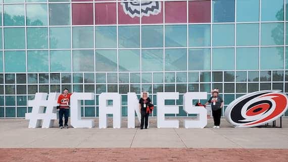 在NHL体育场系列赛之前，北卡罗来纳州的气象专家参观了卡罗莱纳飓风。