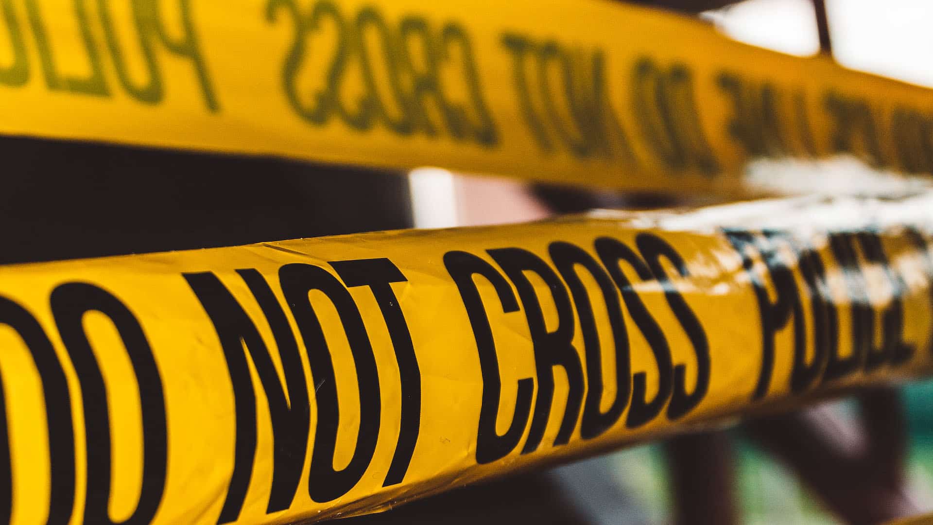 近距离的警察胶带在一片绿地前伸展