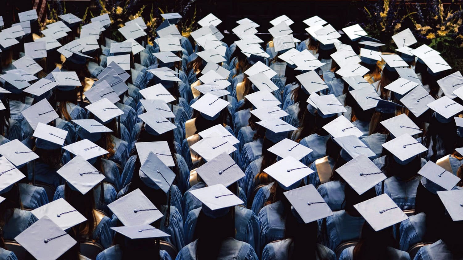 一个房间里满是戴着学士帽的毕业生