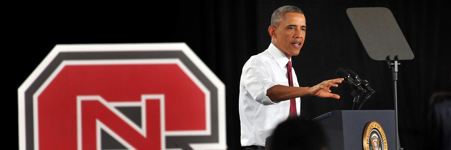 博士后研究者Lisa VandenBroeck探取显微镜 STEPS中心主管Jacob Jones